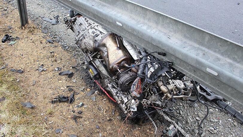 Am Donnerstagmorgen stießen zwei Autos auf einer Bundesstraße frontal zusammen. Beide Fahrer starben noch am Unfallort. Die Bilder des Unfalls.