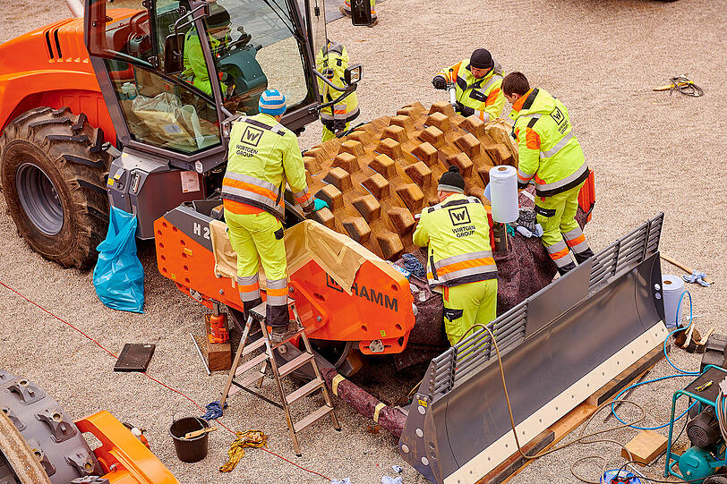 Reinigen, polieren, auf Hochglanz bringen: Fräswalze von Wirtgen.