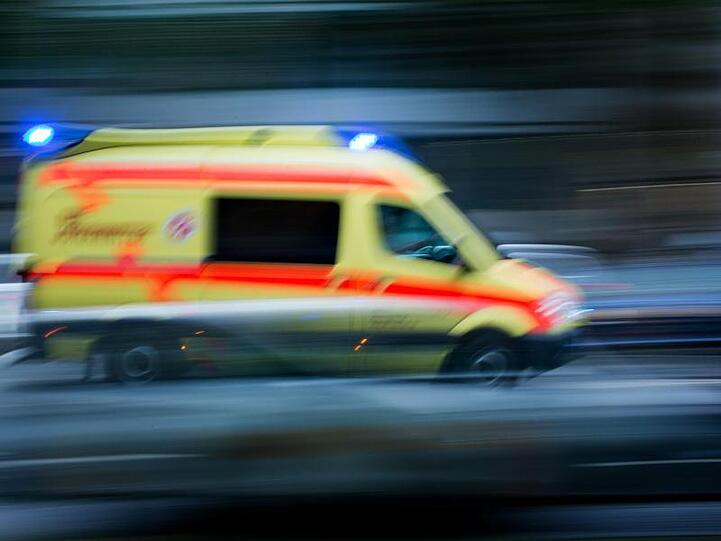 Ein Krankenwagen fährt über eine Straße. Foto: Arno Burgi/Archiv