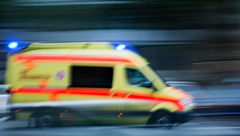 Ein Krankenwagen fährt über eine Straße. Foto: Arno Burgi/Archiv Ein Krankenwagen fährt über eine Straße. Foto: Arno Burgi/Archiv