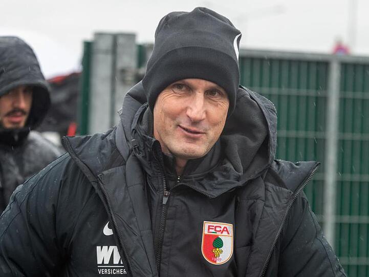 Trainer Heiko Herrlich betritt das Trainingsgelände des FC Augsburg. Foto: Stefan Puchner/dpa/Archivbild