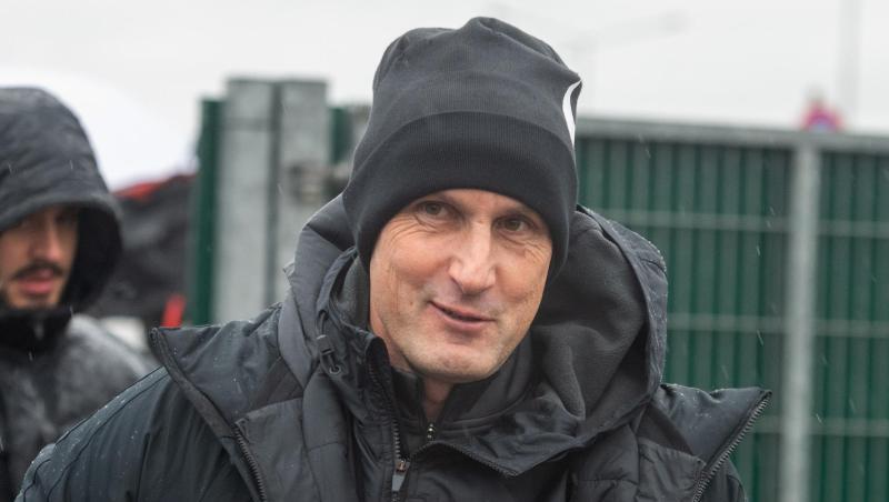 Trainer Heiko Herrlich betritt das Trainingsgelände des FC Augsburg. Foto: Stefan Puchner/dpa/Archivbild Trainer Heiko Herrlich betritt das Trainingsgelände des FC Augsburg. Foto: Stefan Puchner/dpa/Archivbild