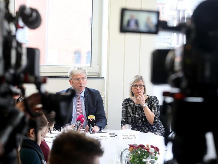 Nadja Georgi, Fachbereichsleiterin Kita-Verbund, und Pfarrer Hans Höroldt beantworten Fragen der Journalisten.