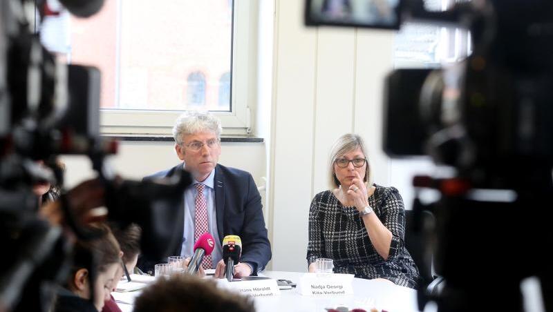 Nadja Georgi, Fachbereichsleiterin Kita-Verbund, und Pfarrer Hans Höroldt beantworten Fragen der Journalisten. Nadja Georgi, Fachbereichsleiterin Kita-Verbund, und Pfarrer Hans Höroldt beantworten Fragen der Journalisten.
