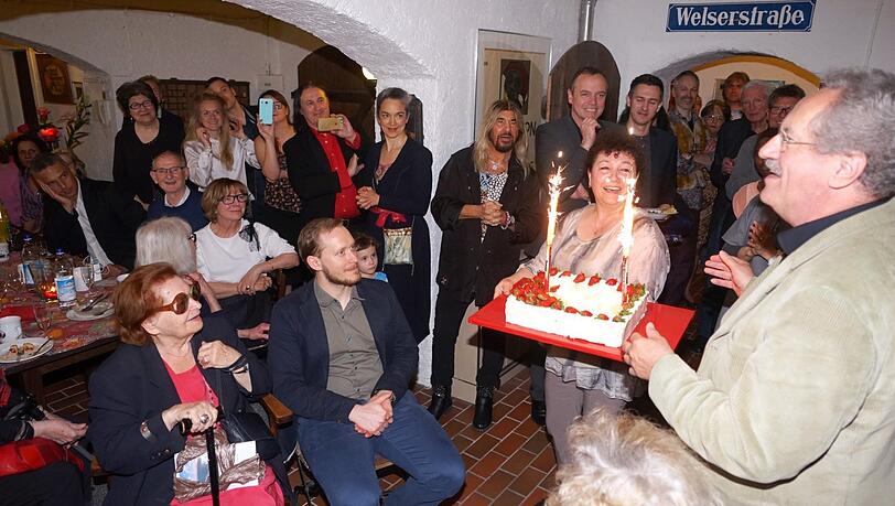 Schon zum 90. Geburtstag wurde Ponkie von Christian Ude gefeiert - in seinem Schwabinger Keller. Schon zum 90. Geburtstag wurde Ponkie von Christian Ude gefeiert - in seinem Schwabinger Keller.