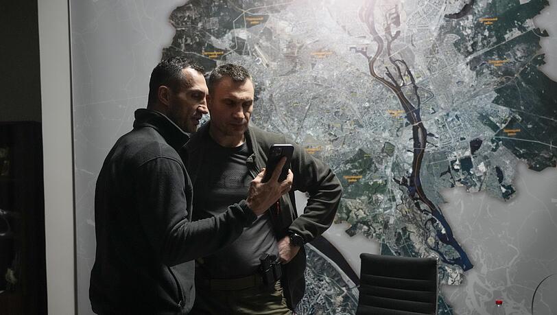 "Gerade über Deutschland sind sie bestens informiert", sagt Tatjana Kiel über Wladimir (l.) und Vitali Klitschko, die in Kiew verharren.