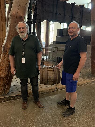 Wie kommt denn dieses Fass ins Bergwerk? Auf einer Online-Plattform offenbart ein Mann, dass er es aus Jux dort abgestellt habe. Karl Ravens (mit Bart) und Gerd Kostendt holen es wieder raus. Wie kommt denn dieses Fass ins Bergwerk? Auf einer Online-Plattform offenbart ein Mann, dass er es aus Jux dort abgestellt habe. Karl Ravens (mit Bart) und Gerd Kostendt holen es wieder raus.