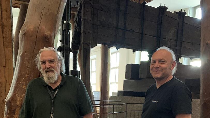 Wie kommt denn dieses Fass ins Bergwerk? Auf einer Online-Plattform offenbart ein Mann, dass er es aus Jux dort abgestellt habe. Karl Ravens (mit Bart) und Gerd Kostendt holen es wieder raus. Wie kommt denn dieses Fass ins Bergwerk? Auf einer Online-Plattform offenbart ein Mann, dass er es aus Jux dort abgestellt habe. Karl Ravens (mit Bart) und Gerd Kostendt holen es wieder raus.