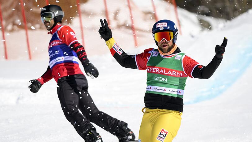 Der Sieger Martin Nörl (r) aus Deutschland jubelt vor dem viertplatzierten Eliot Grondin aus Kanada.