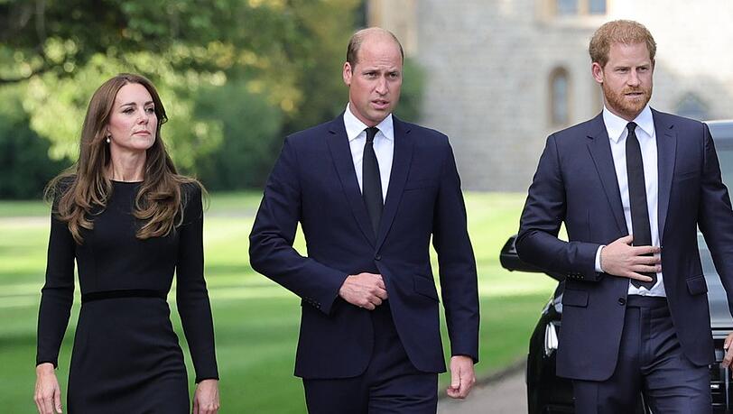 Kate und William (M.) mit Harry: Zu so einem Treffen wird es wohl erstmal nicht kommen.