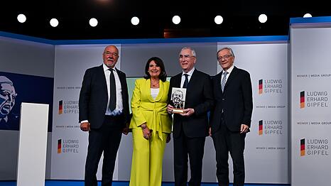 Theo Waigel (2.v.r) war sichtlich erfreut &uuml;ber die Auszeichnung mit dem Freiheitspreis der Medien auf dem Ludwig-Erhard-Gipfel.