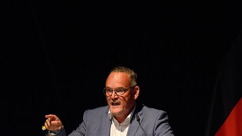 AfD-Landeschef Martin Reichardt wettert unter gro&szlig;em Jubel gegen "Vater Staat".