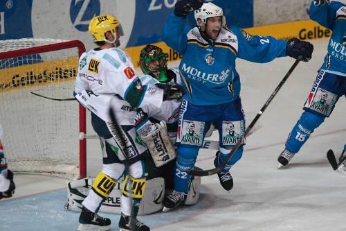 Der Anfang vom glücklichen Ende: EHC-Crack Austin Wycisk (blaues Trikot) bejubelt das 1:0 gegen Bietigheim durch Lavallee, das er vorbereitet hatte.