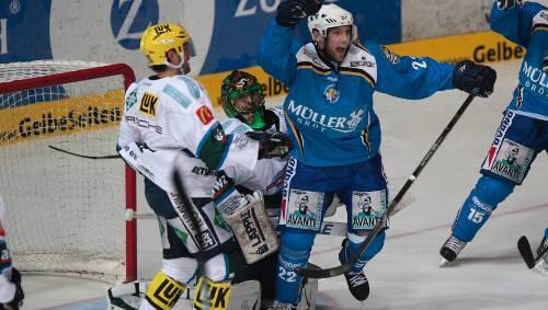 Der Anfang vom glücklichen Ende: EHC-Crack Austin Wycisk (blaues Trikot) bejubelt das 1:0 gegen Bietigheim durch Lavallee, das er vorbereitet hatte. Der Anfang vom glücklichen Ende: EHC-Crack Austin Wycisk (blaues Trikot) bejubelt das 1:0 gegen Bietigheim durch Lavallee, das er vorbereitet hatte.
