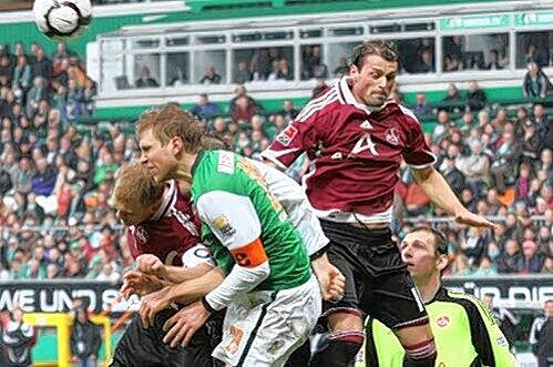 In der Luft von der Club-Abwehr nicht zu bremsen: Bremens Per Mertesacker erzielte zwei Kopfballtore.