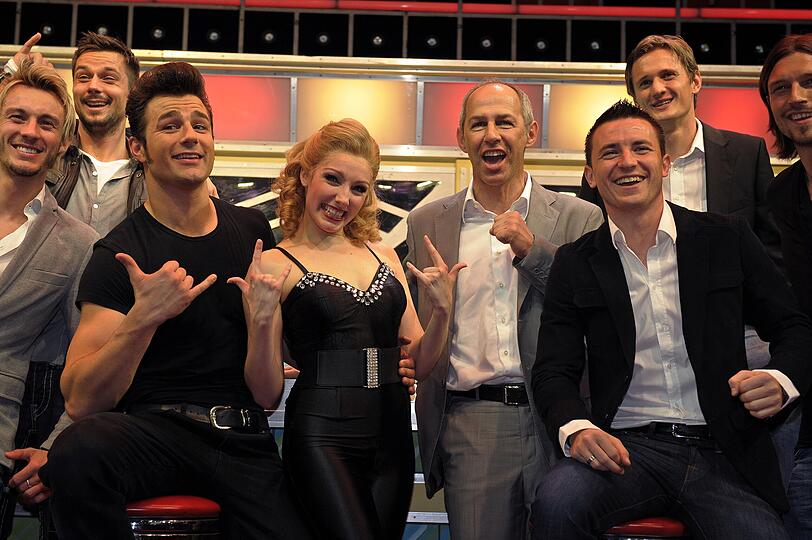 1860-Trainer Reiner Maurer (4. v.r.) und sein Team hatten Spaß beim Posieren mit den Hauptdarstellern des Musicals Grease.