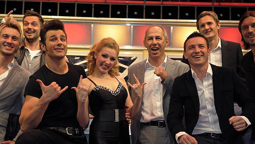 1860-Trainer Reiner Maurer (4. v.r.) und sein Team hatten Spaß beim Posieren mit den Hauptdarstellern des Musicals Grease. 1860-Trainer Reiner Maurer (4. v.r.) und sein Team hatten Spaß beim Posieren mit den Hauptdarstellern des Musicals Grease.
