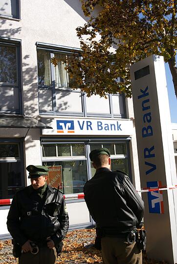 Diese Bank in Waldtrudering wurde überfallen - die Täter sind auf der Flucht.
