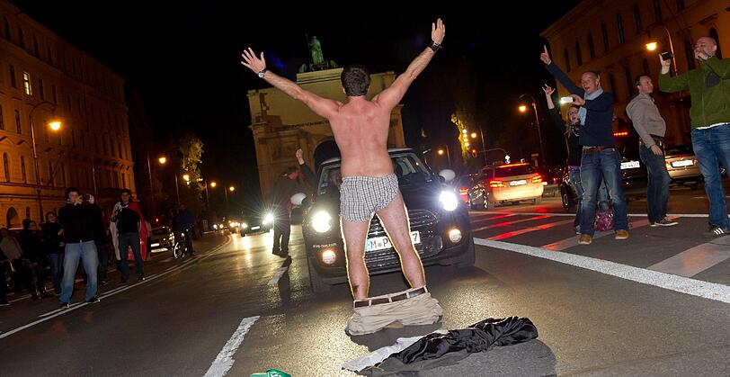 Ab da gab's kein Halten mehr für die Fans in München - auch nicht für die Hose dieses jungen Mannes auf der Leopoldstraße. Ihn scheint's nicht zu stören, schließlich gab's gerade wirklich Wichtigeres!