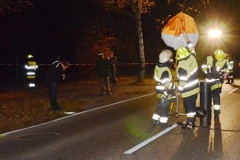 Verheerender Unfall mit Fahrerflucht in Waldkraiburg - die Bilder von der Unglücksstelle.