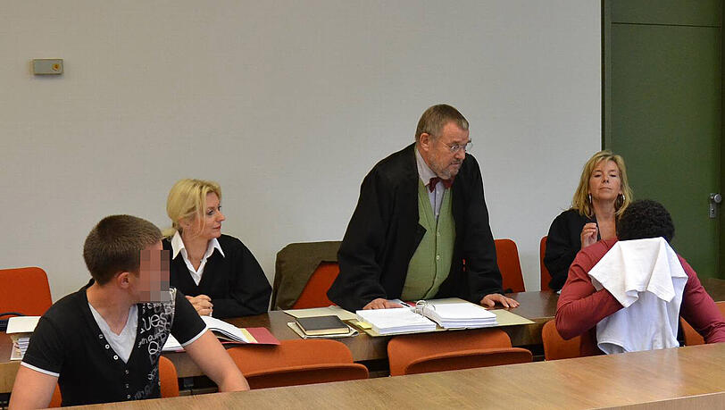 Sie sollen einen Koch gefoltert haben: Sebastian N. (l.) und Eric M. auf der Anklagebank.