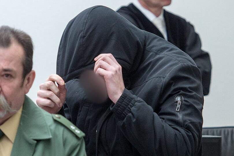 Am ersten Prozesstag erschien der Angeklagte in einem schwarzen Anorak. Aussage machte er keine.