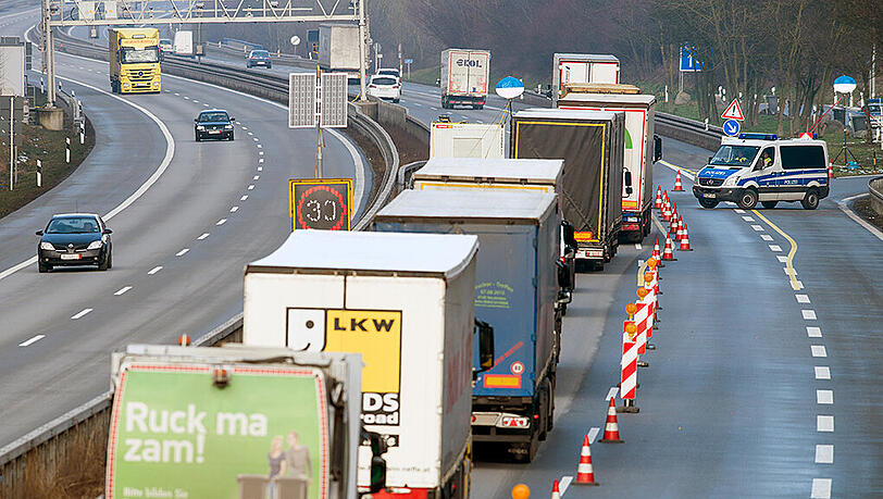 Die Wiedereinführung von Grenzkontrollen innerhalb der EU entlang der Flüchtlingsrouten würde die deutsche Wirtschaftsleistung um 1,36 bis 3,36 Milliarden Euro pro Jahr schwächen, sagt das ifo-Institut. Die Wiedereinführung von Grenzkontrollen innerhalb der EU entlang der Flüchtlingsrouten würde die deutsche Wirtschaftsleistung um 1,36 bis 3,36 Milliarden Euro pro Jahr schwächen, sagt das ifo-Institut.