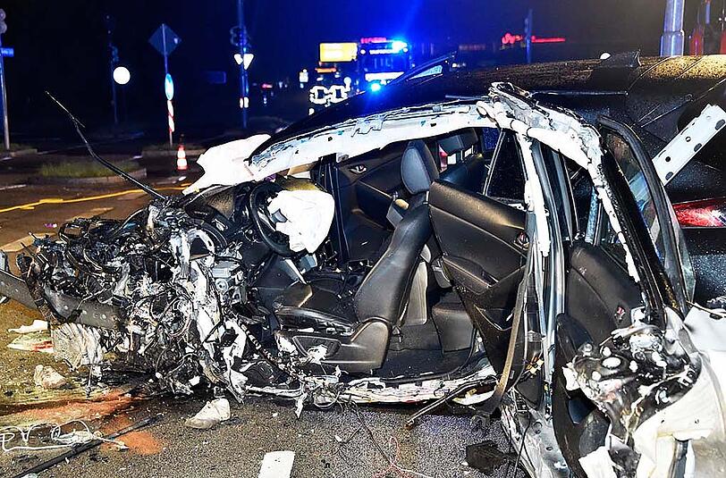 Die Straße gleicht einem Trümmerfeld: Ein 48-jähriger Mann raste mit seinem Wagen gegen einen Ampelmasten. Einen Tag später starb er im Krankenhaus.