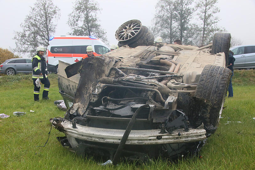 Der 25-Jährige landete mit seinem BMW im Graben. Er wurde nur leicht verletzt.