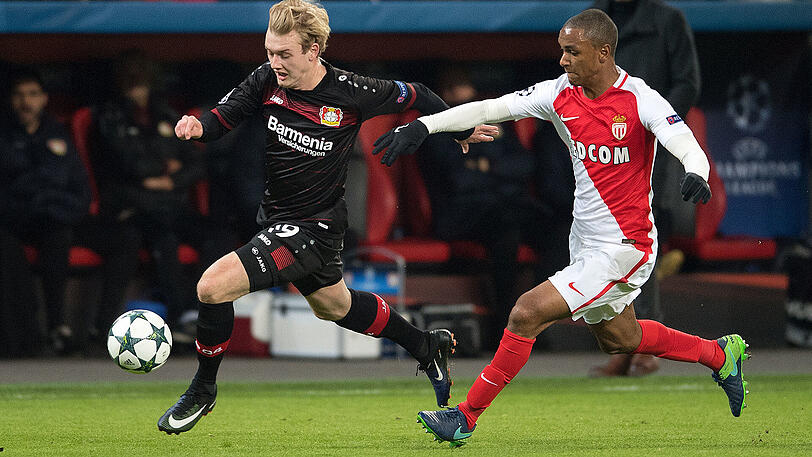 Platz zehn: Julian Brandt (links) - der Leverkusener ist beim FC Bayern durchaus ein Kandidat für die Zukunft - setzte 92 Dribblings an und erzielte eine Erfolgsquote von 42,4 Prozent. Im "Kicker"-Ranking tauchen nur Profis auf, die in der bisherigen Bundesliga-Saison auf mindestens 50 Dribblings kamen.