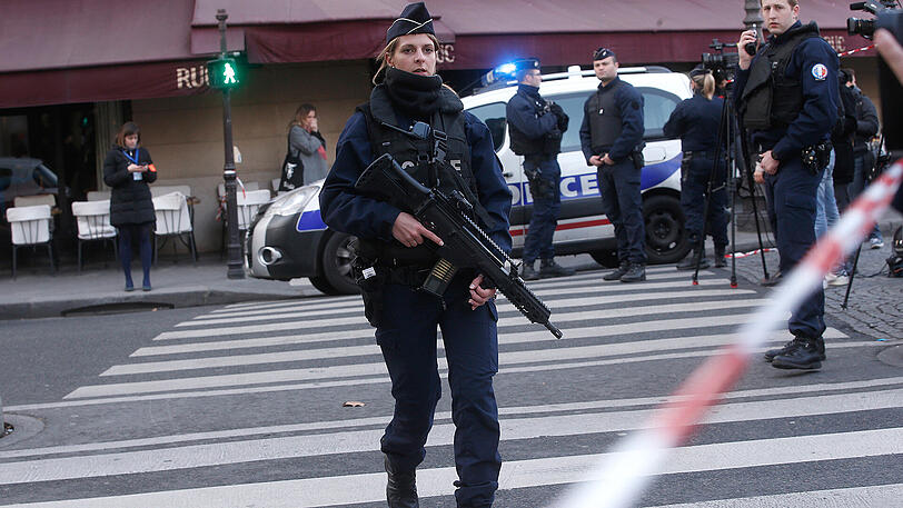 Am Pariser Louvre versuchte ein Mann mit einer Machete auf Polizisten und Soldaten loszugehen.