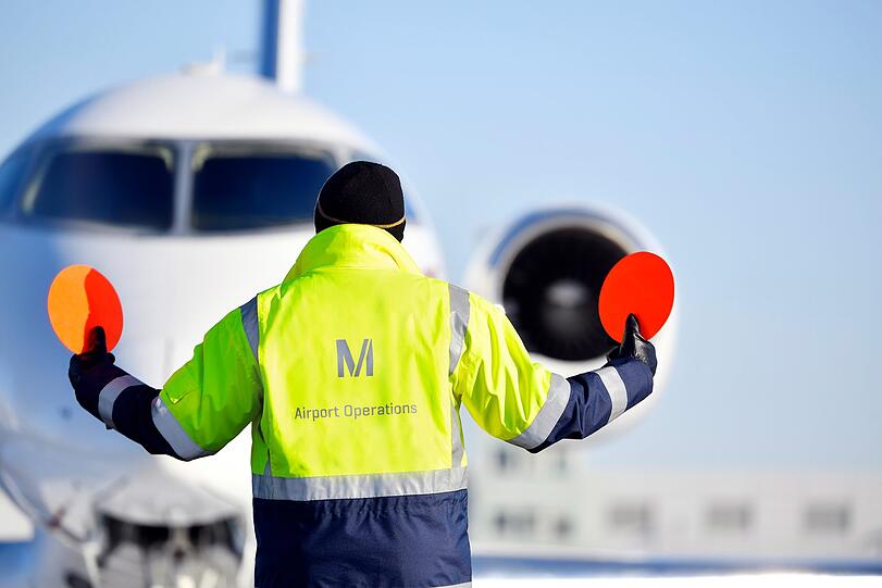 Eine junge Frau ist am Flughafen München festgenommen worden. Bei der Passkontrolle fiel sie den Beamten auf. (Symbolbild)