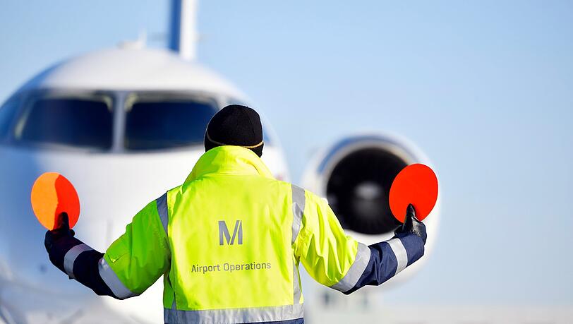 Eine junge Frau ist am Flughafen München festgenommen worden. Bei der Passkontrolle fiel sie den Beamten auf. (Symbolbild) Eine junge Frau ist am Flughafen München festgenommen worden. Bei der Passkontrolle fiel sie den Beamten auf. (Symbolbild)