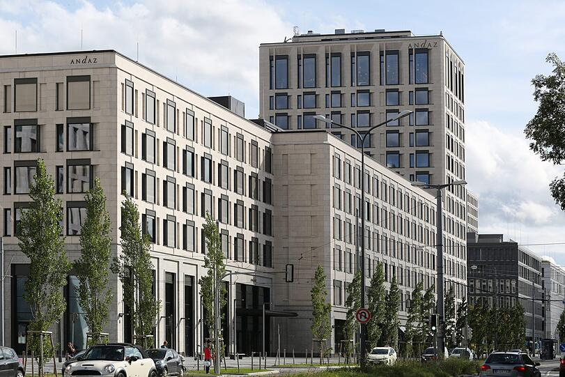 Nagelneu: das Hotel Andaz mit Bar im obersten Stock und Dachterrasse.