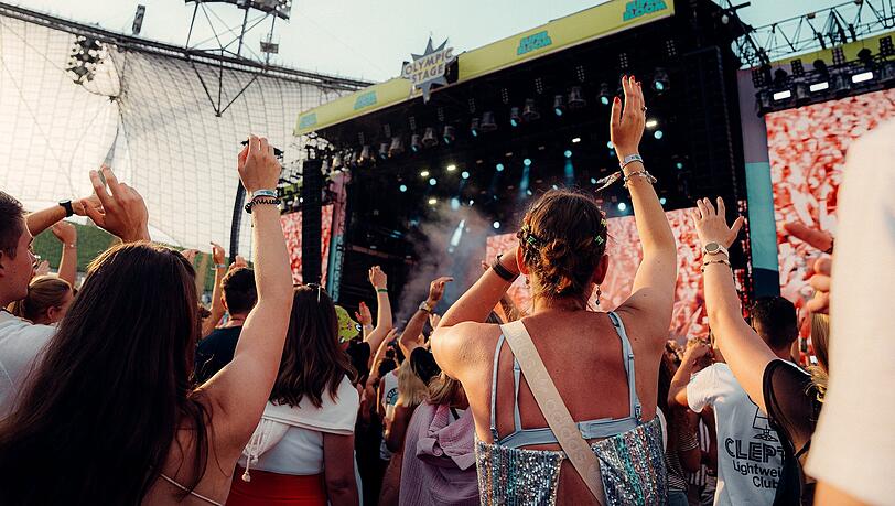 Die Menge genießt das SUPERBLOOM Festival in vollen Zügen.