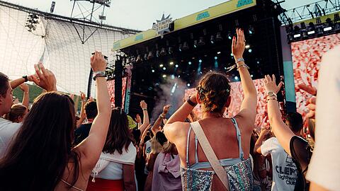 Die Menge genießt das SUPERBLOOM Festival in vollen Zügen.