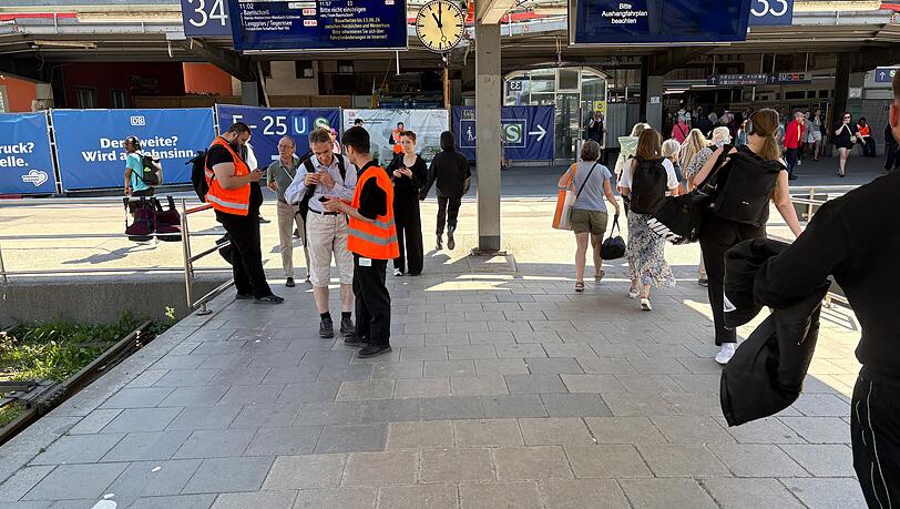Die Lage am Starnberger Fl&uuml;gelbahnhof ist deutlich entspannter. Der Massenandrang ist vorbei, Sicherheitspersonal vor Ort.