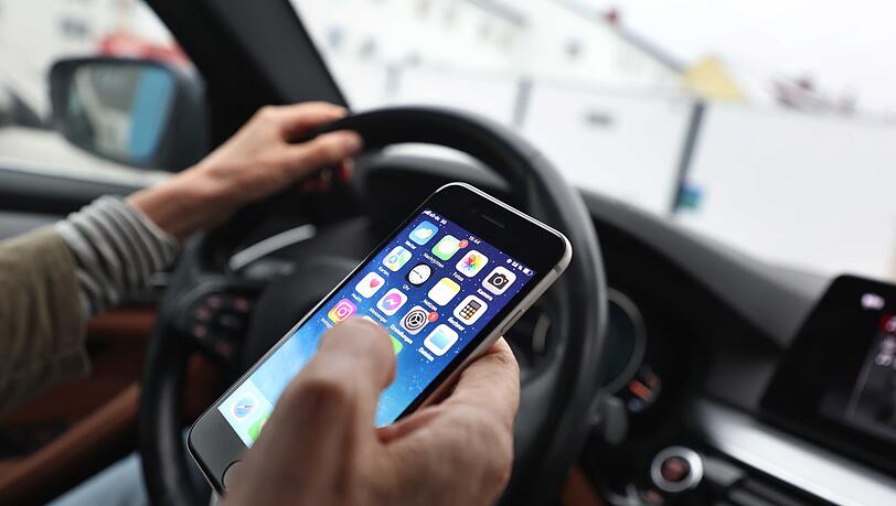 In modernen Autos schlägt ein Überwachungssystem Alarm, wenn ein Fahrer abgelenkt ist oder mit dem Handy hantiert. (Symbolbild) In modernen Autos schlägt ein Überwachungssystem Alarm, wenn ein Fahrer abgelenkt ist oder mit dem Handy hantiert. (Symbolbild)
