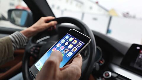 In modernen Autos schl&auml;gt ein &Uuml;berwachungssystem Alarm, wenn ein Fahrer abgelenkt ist oder mit dem Handy hantiert. (Symbolbild)