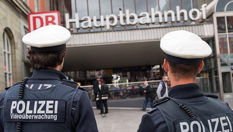Mitreisende in der S-Bahn hatten sich "von dem sichtlich verwirrten Mann" bereits belästigt gefühlt. (Symbolbild) Mitreisende in der S-Bahn hatten sich "von dem sichtlich verwirrten Mann" bereits belästigt gefühlt. (Symbolbild)