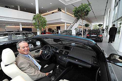 Niederlassungsleiter Michael Rahe im neuen Haupthaus von BMW.