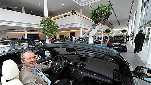 Niederlassungsleiter Michael Rahe im neuen Haupthaus von BMW. Niederlassungsleiter Michael Rahe im neuen Haupthaus von BMW.