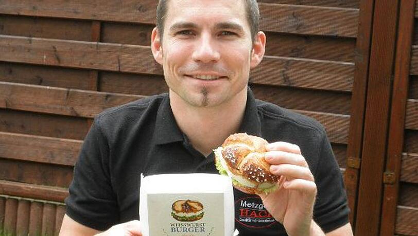 Metzgermeister Steffen Schütze von der Metzgerei Hack aus Freising mit seiner neuen Kreation - dem Weißwurstburger. Metzgermeister Steffen Schütze von der Metzgerei Hack aus Freising mit seiner neuen Kreation - dem Weißwurstburger.