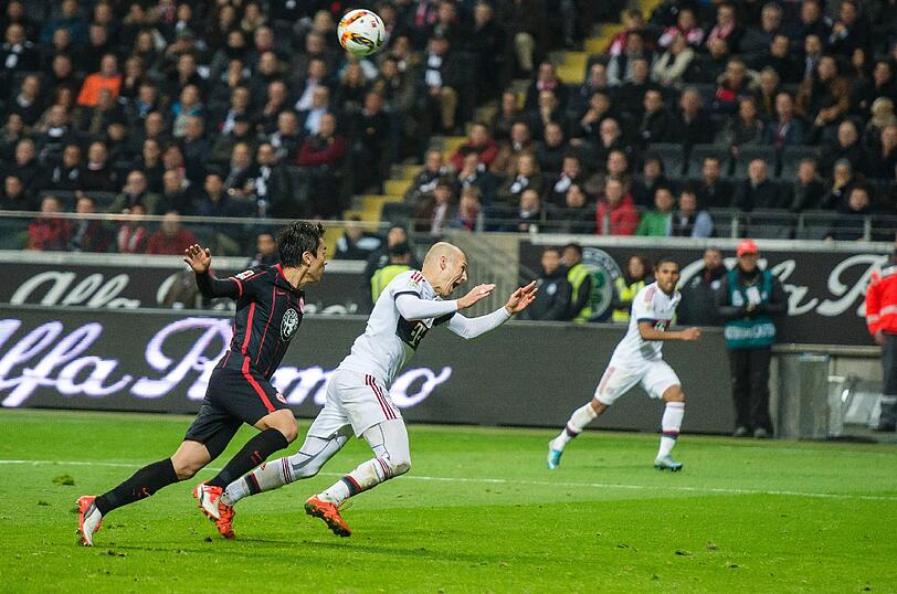 Arjen Robben spürte einen leichten Kontakt und ließ sich fallen - für die Aktion erhielt er aber eine gelbe Karte statt eines Elfmeters.