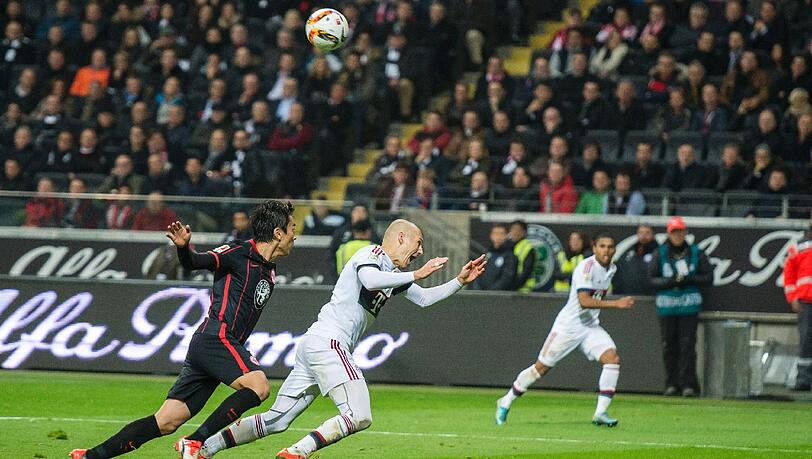 Arjen Robben spürte einen leichten Kontakt und ließ sich fallen - für die Aktion erhielt er aber eine gelbe Karte statt eines Elfmeters. Arjen Robben spürte einen leichten Kontakt und ließ sich fallen - für die Aktion erhielt er aber eine gelbe Karte statt eines Elfmeters.