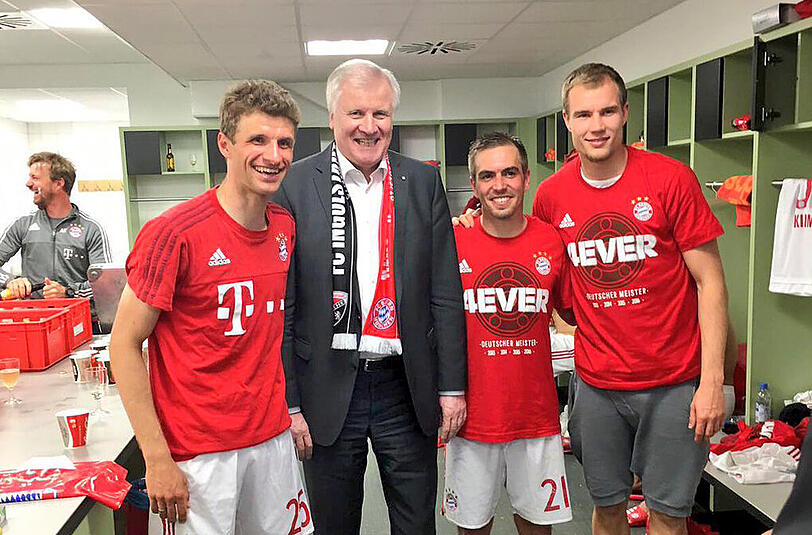 Der Ministerpräsident ist da: Seehofer (2.v.l.) mit Müller, Lahm und Badstuber.