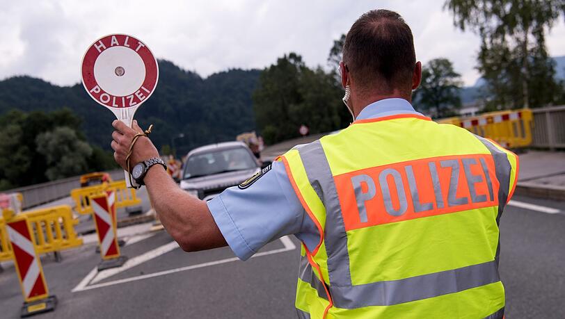 Oberaudorf: Polizisten kontrollieren an einer mobilen Kontrollstelle kurz hinter der Grenze Fahrzeuge, die aus Österreich nach Deutschland kommen Oberaudorf: Polizisten kontrollieren an einer mobilen Kontrollstelle kurz hinter der Grenze Fahrzeuge, die aus Österreich nach Deutschland kommen