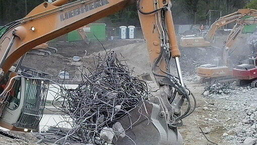Erst Abriss, dann Neubau. Eine Instandsetzung der Brücke über die Autobahn 96 hätte sich wirtschaftlich nicht gelohnt. Erst Abriss, dann Neubau. Eine Instandsetzung der Brücke über die Autobahn 96 hätte sich wirtschaftlich nicht gelohnt.