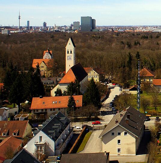 Oberföhring mit Blick über die Isar auf die Stadt.