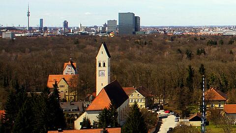 Oberföhring mit Blick über die Isar auf die Stadt.